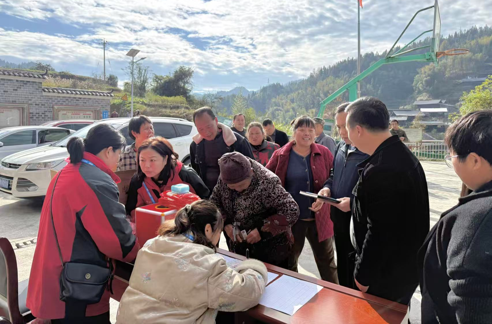 中方县新路河镇：政企联动促医保  服务下乡暖民心