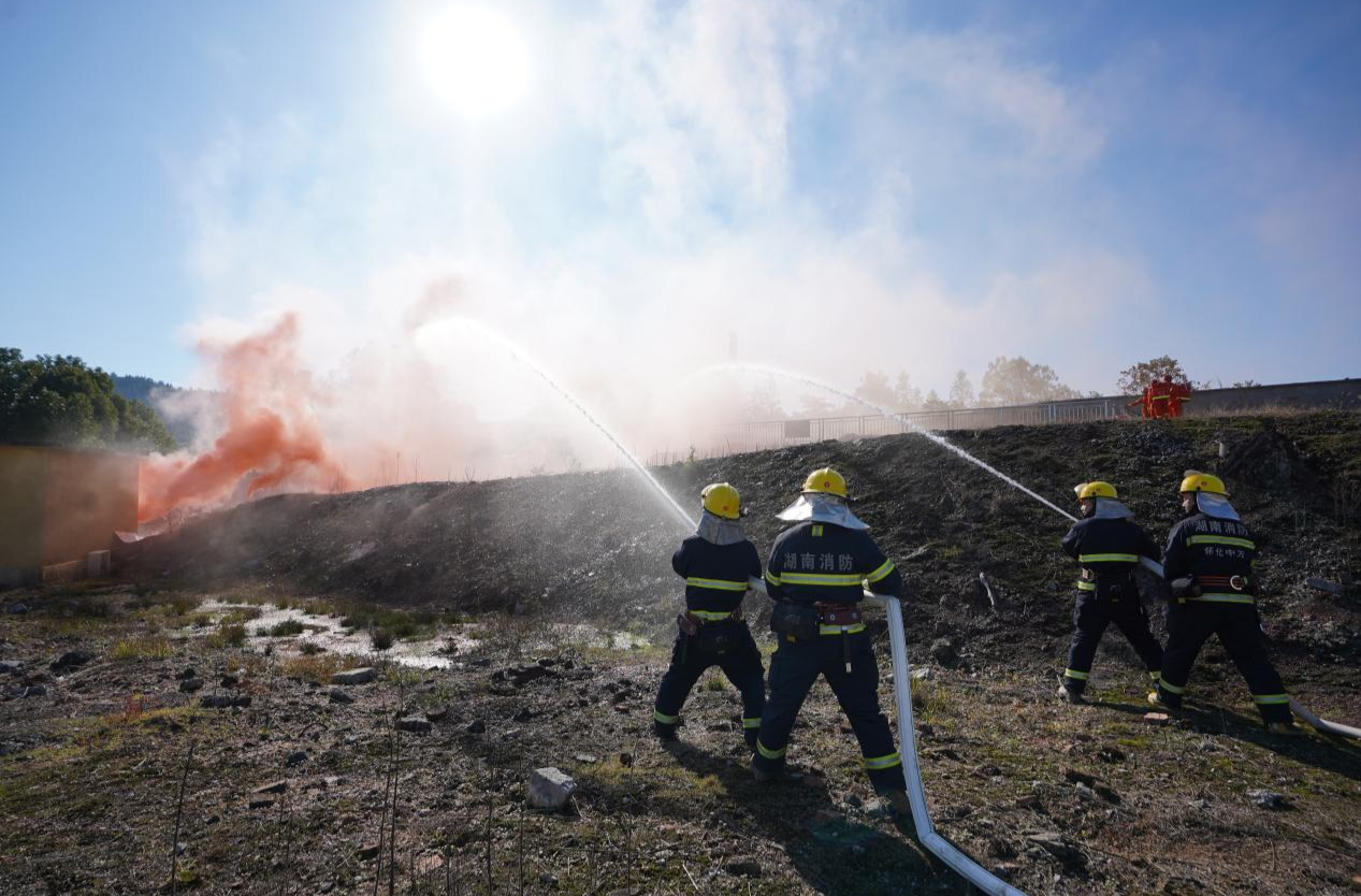 以演筑防 政企联动  中方县开展烟花爆竹企业消防实战演练