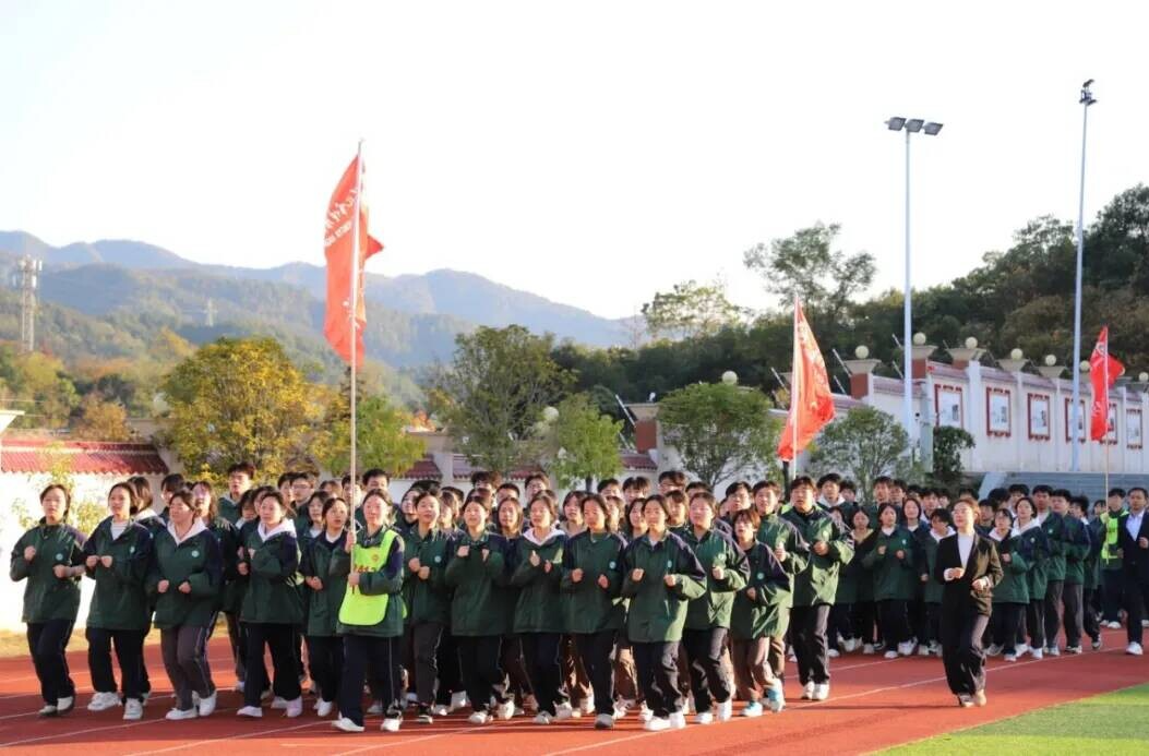 青春奔跑展风采 怀化市恒雅高级中学亮相集团首届跑操赛