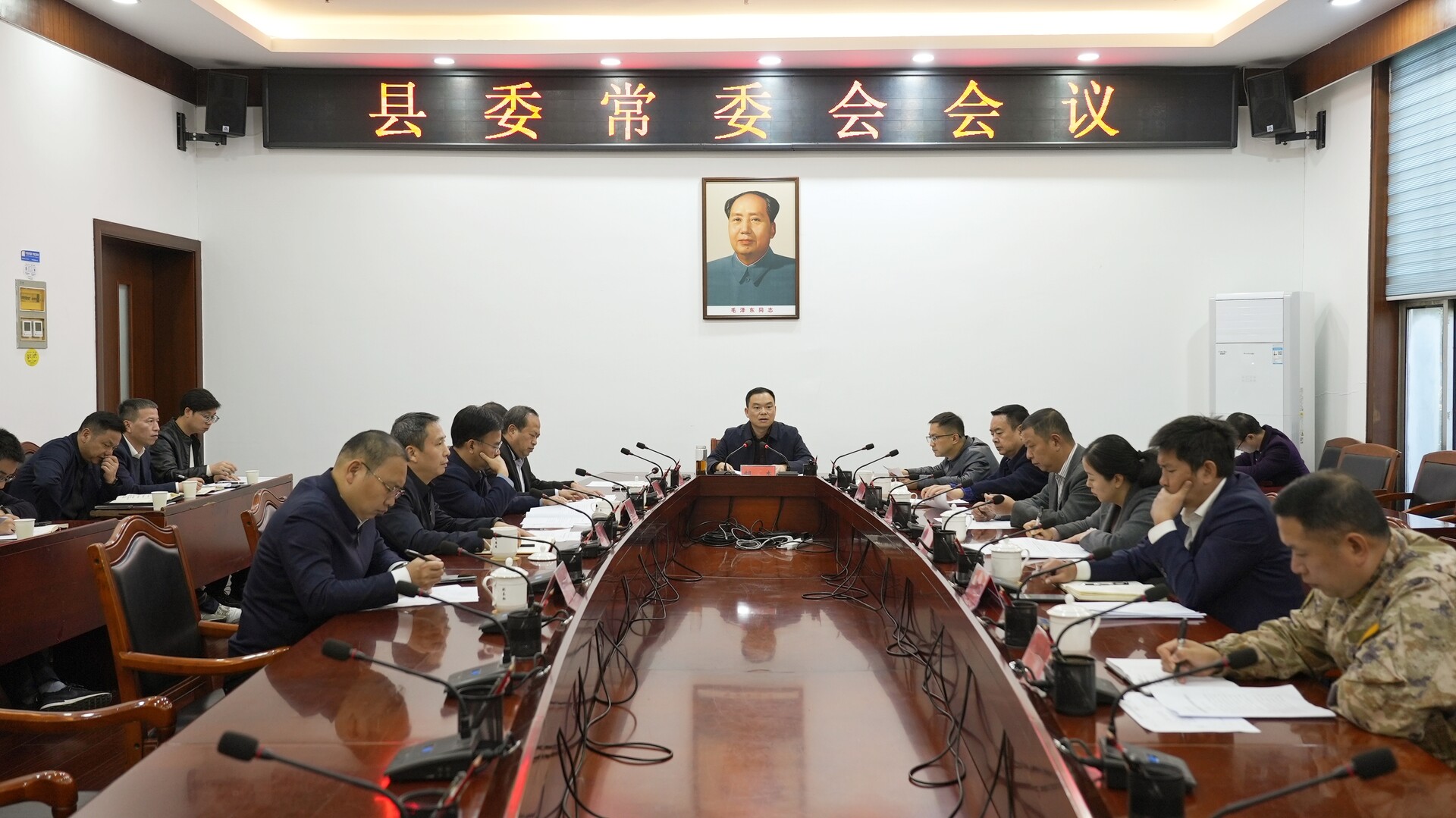 胡杰主持召开县委常委会会议