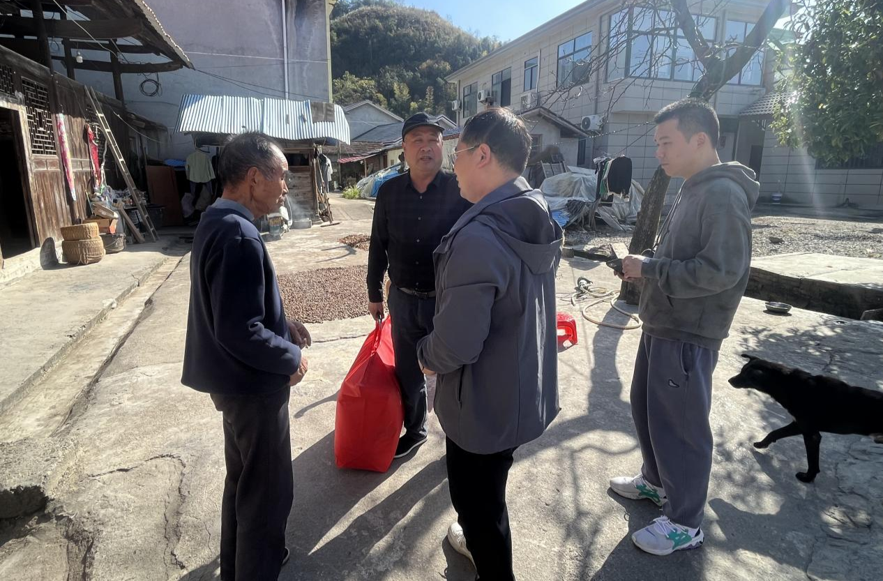 寒冬暖被传温情 中方县泸阳镇桥上村开展冬季走访慰问活动