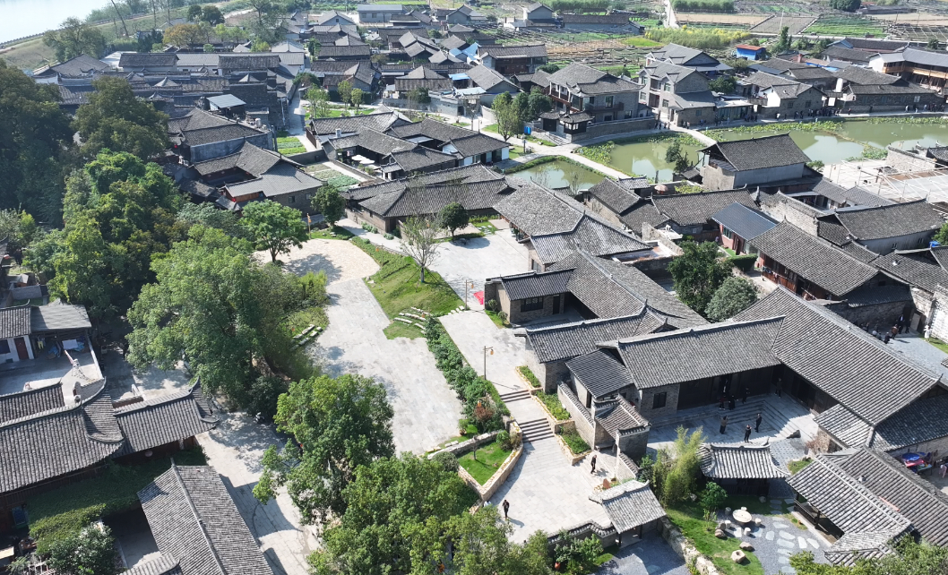 中方县荆坪古村成休闲好去处  家人好友共度慢时光