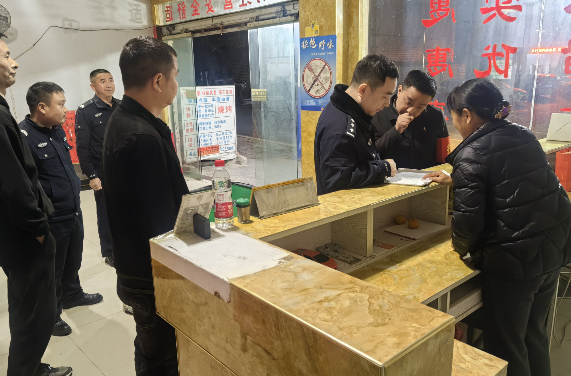 中方县铁坡镇：专项排查护童心 夜巡防控守平安