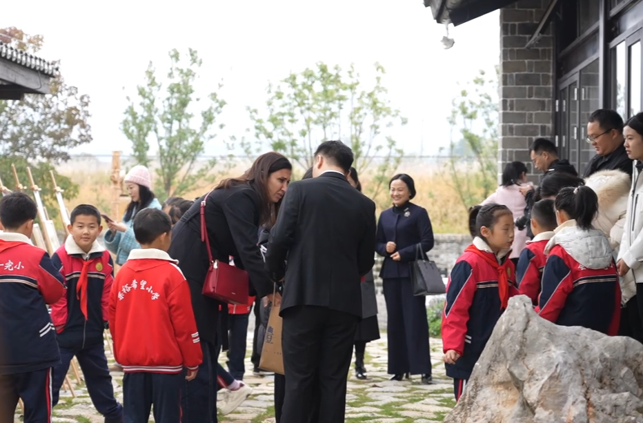 “春天会从哪里长出来？” ——中外文化使者在荆坪古村共上一堂田野诗课