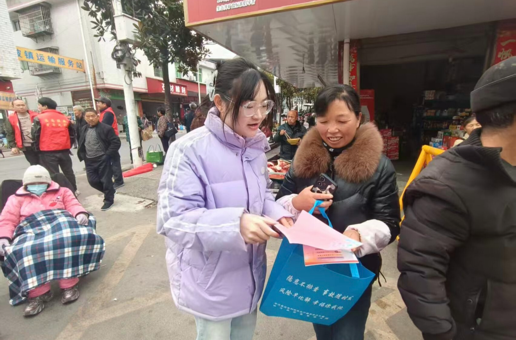 赶集日话安全 礼行天下护平安——中方县铁坡镇开展交通安全宣传活动