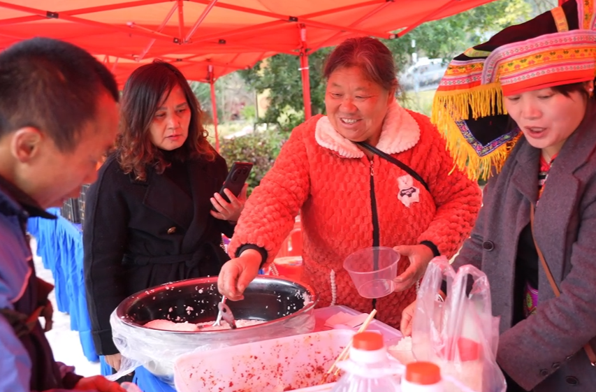 中方县蒿吉坪瑶族乡：民俗盛会搭台 深山农特产品热销