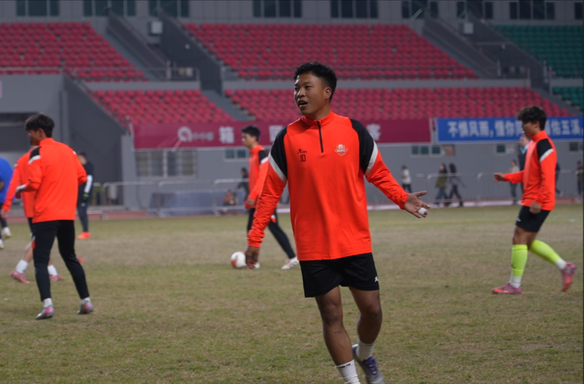 中方骄子张志豪：绿茵场书写坚守，湘超赛场为家乡而战