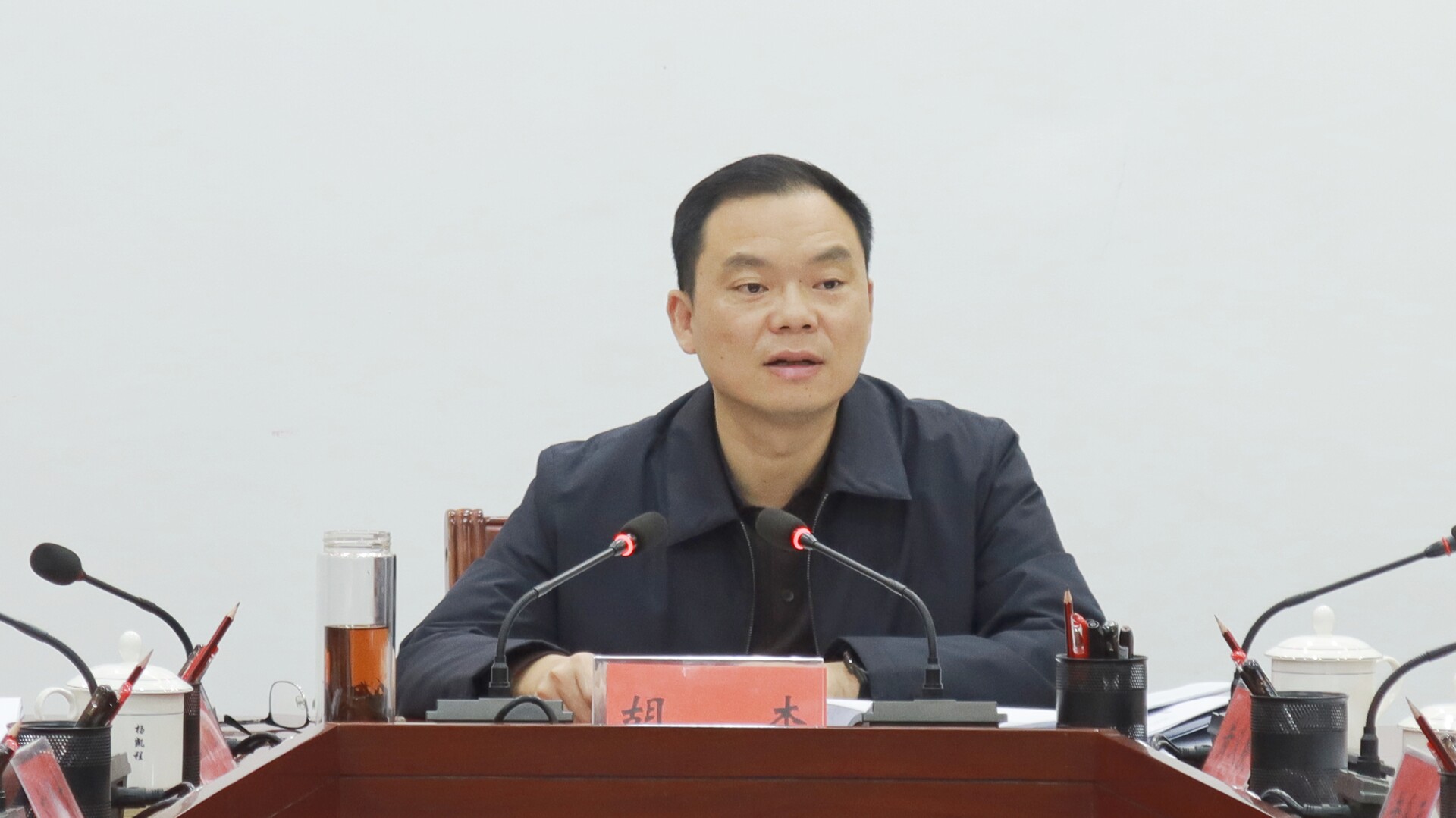 胡杰主持召开县委书记专题会议