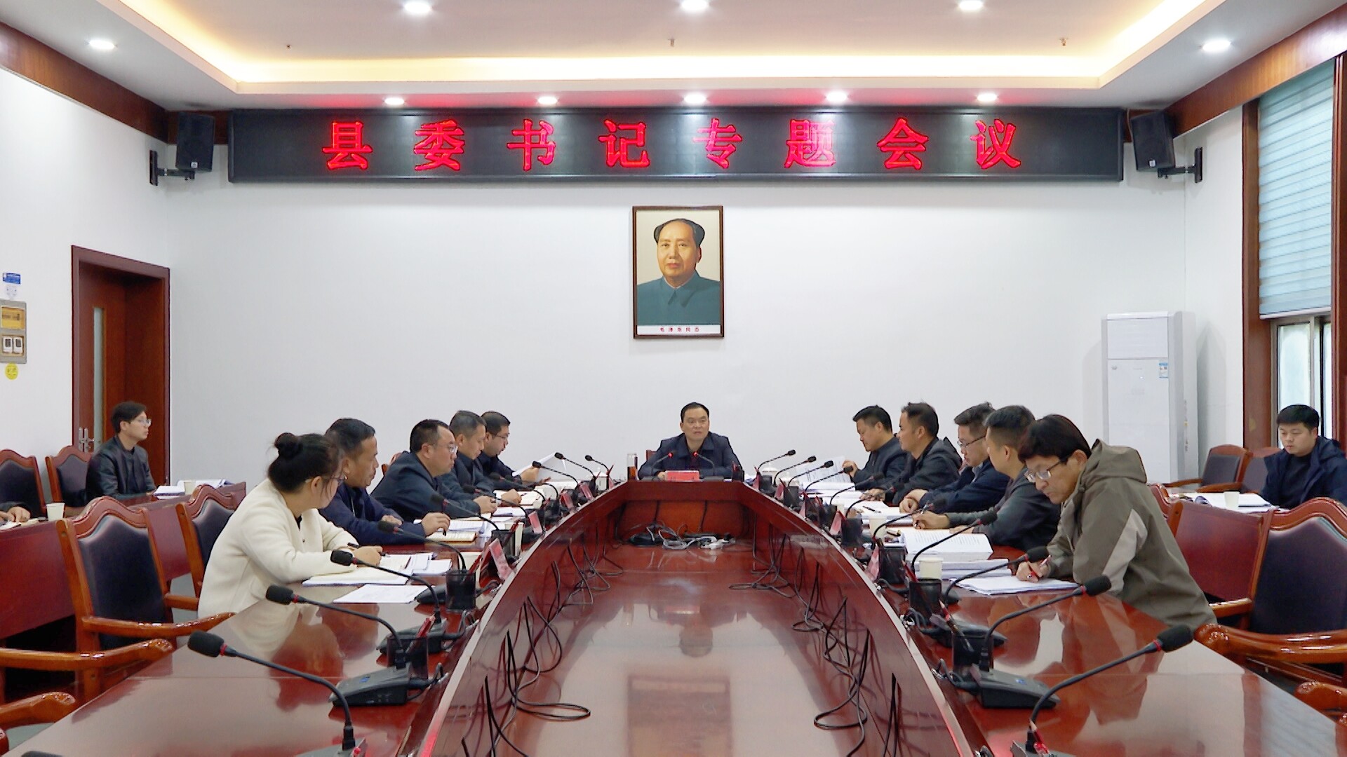 胡杰主持召开县委书记专题会议