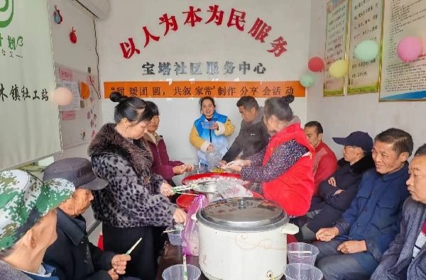 中方县桐木镇民政社工站：开展“甜暖团圆，共叙家常”制作分享会