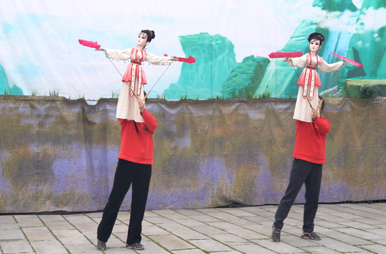 好戏送到家门口  湖南木偶展演团走进中方县荆坪古村