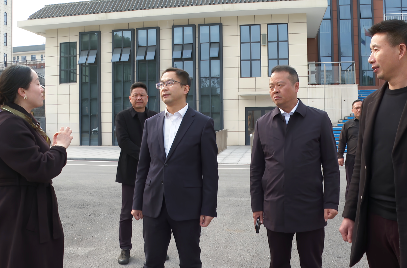 周华特深入学校调研教育工作