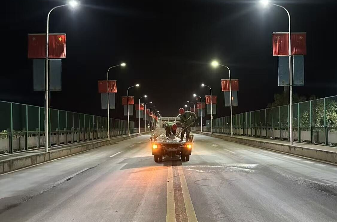 中方县城管执法局：连夜开展除冰作业 守护群众安全出行