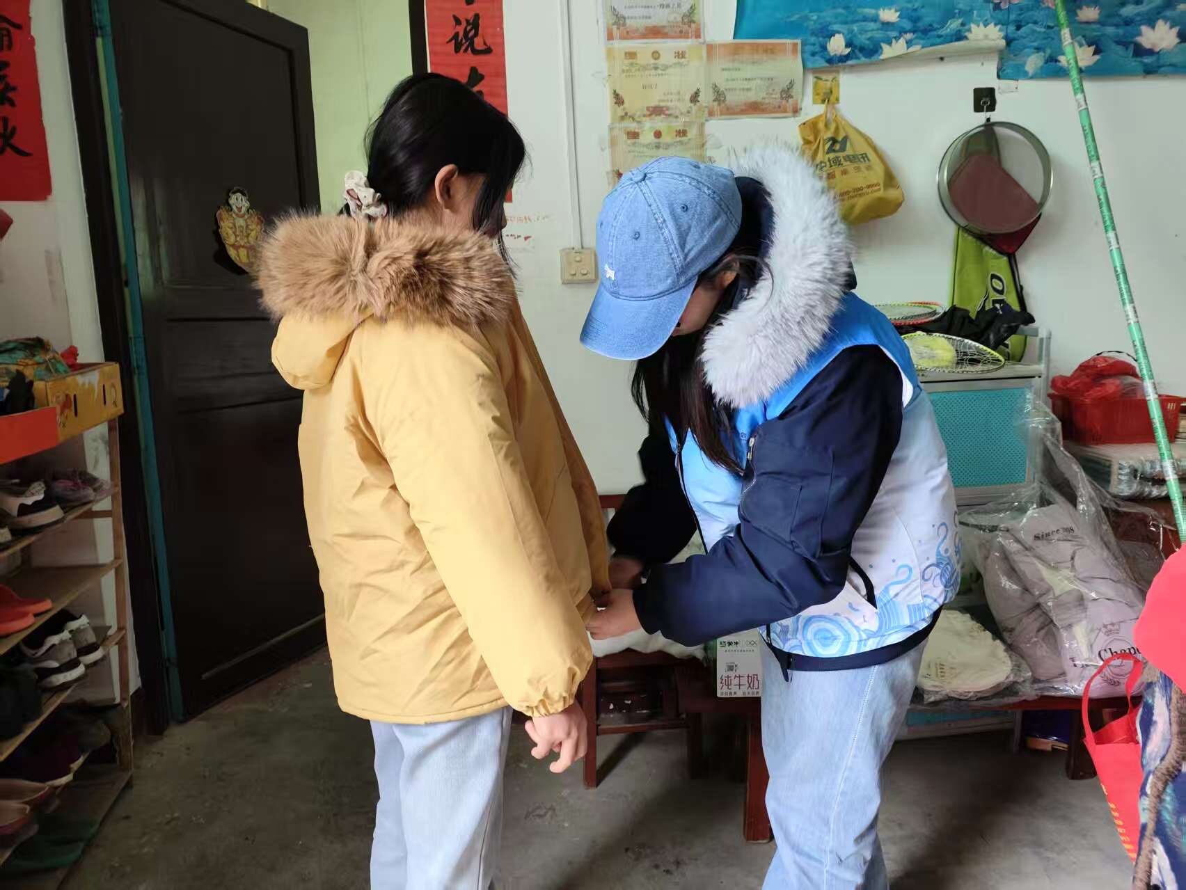 中方县铁坡镇民政社工站：安全宣讲暖民心 爱心物资递温情 