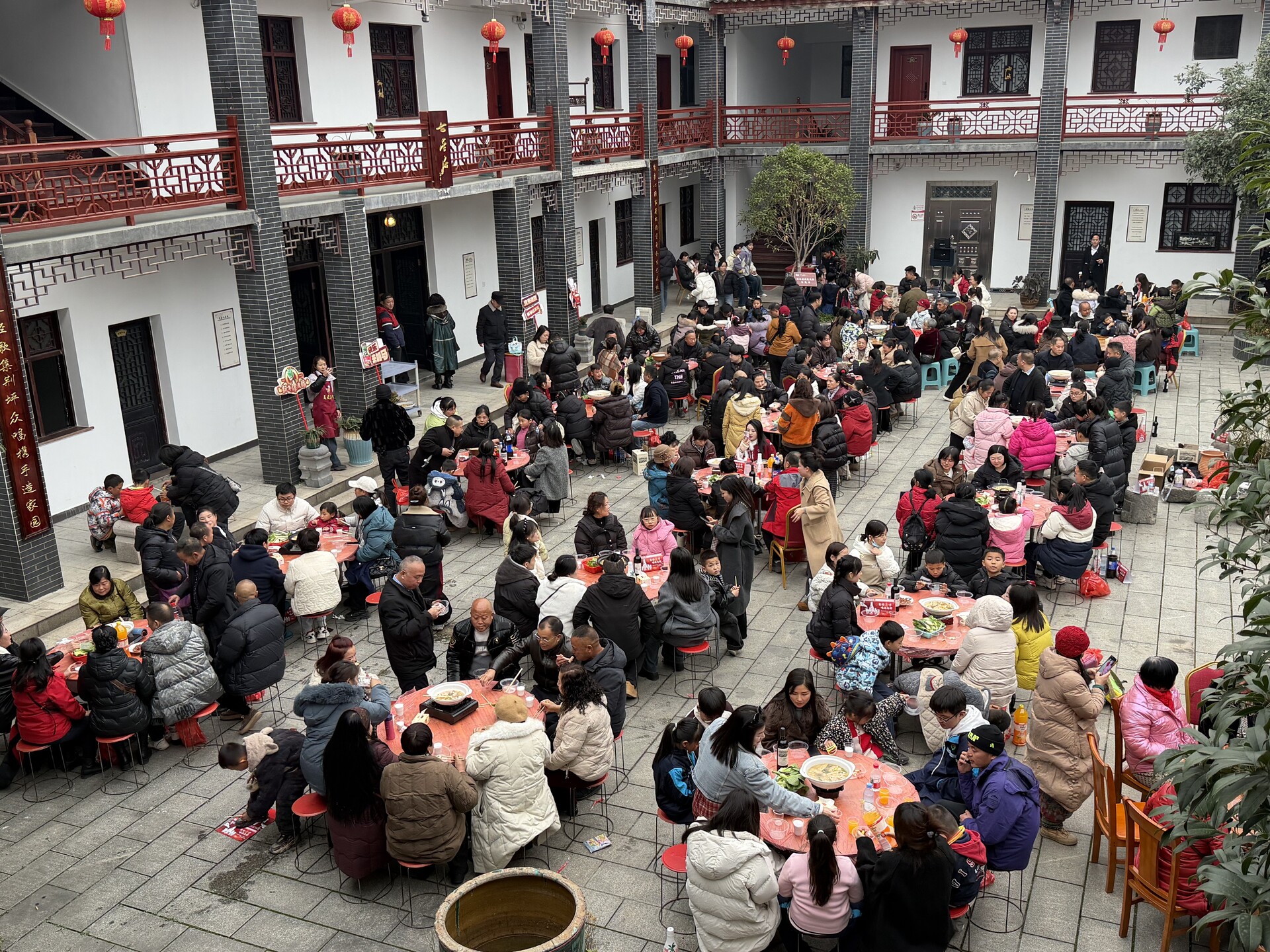 三百余人齐聚中方县 打糍粑吃刨汤品民俗