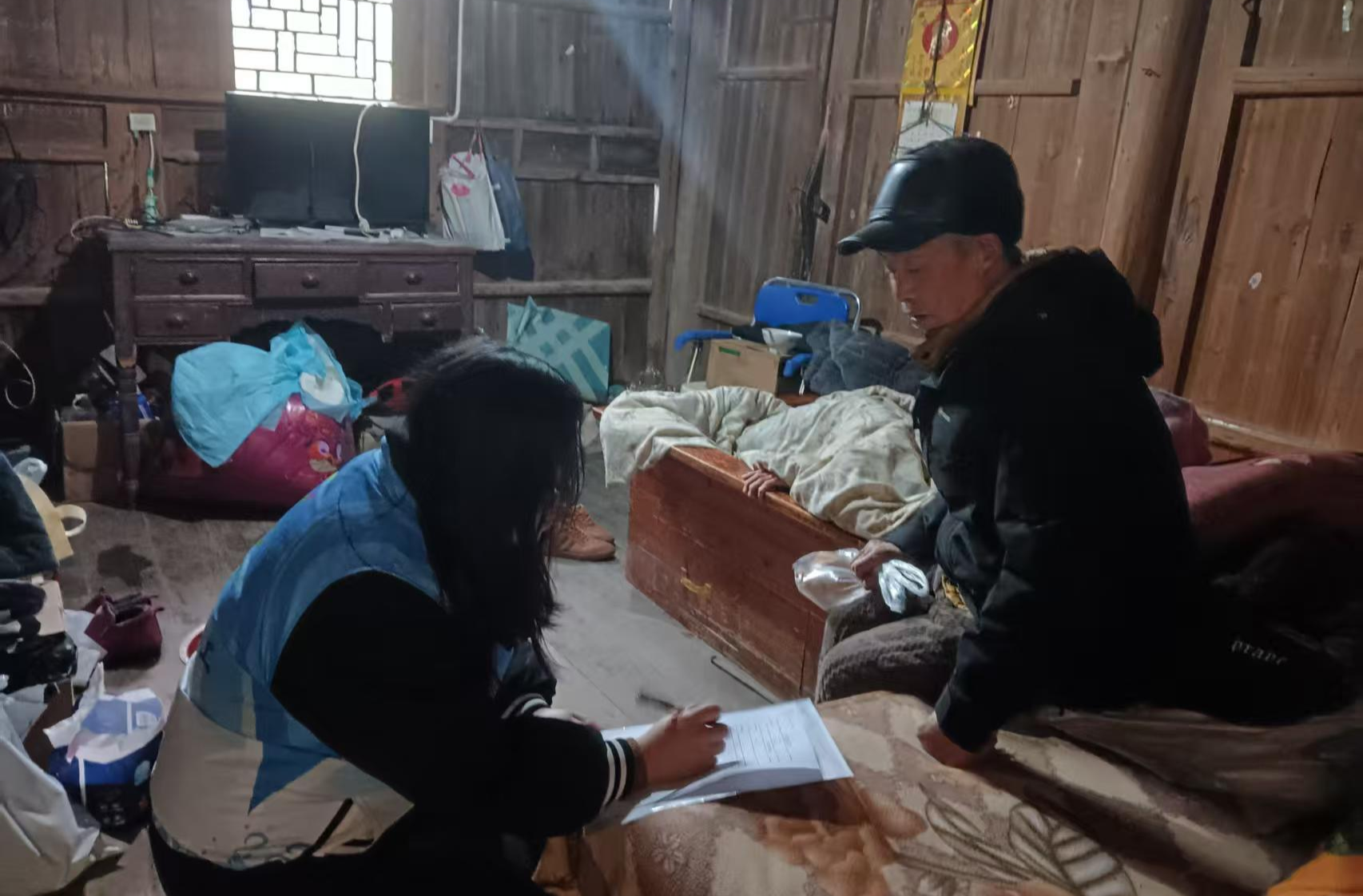 中方县新路河镇民政社工站开展“暖冬守护，安全相伴”志愿活动