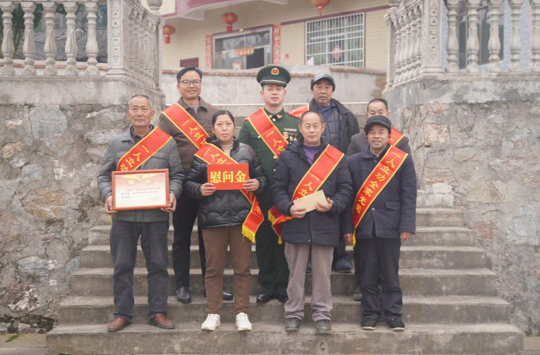 喜报送家门 荣光耀乡梓  中方县为立功军人家庭送喜报