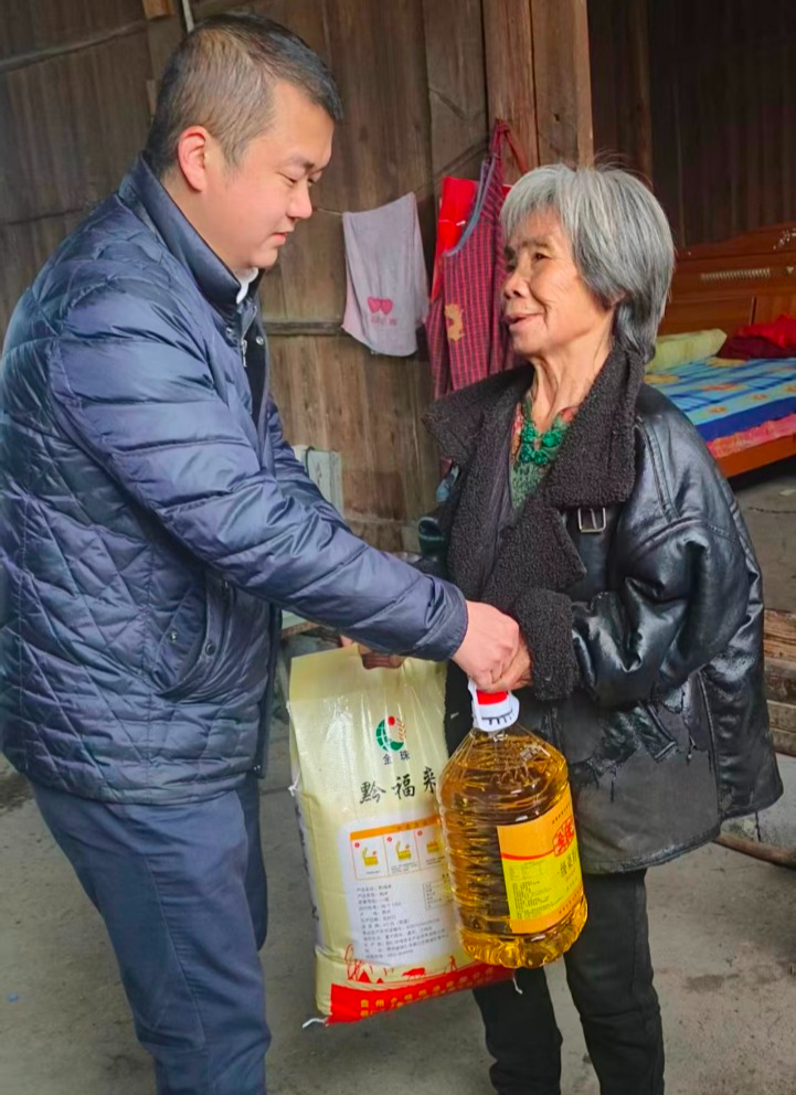 中方县中方镇：新春慰问暖群众   中方镇送福解民忧