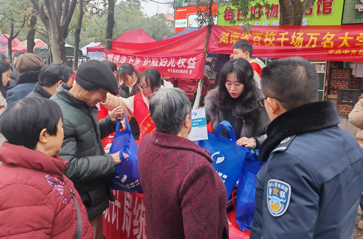 中方县统计局开展“大学生送法下乡”普及统计法治知识宣传活动