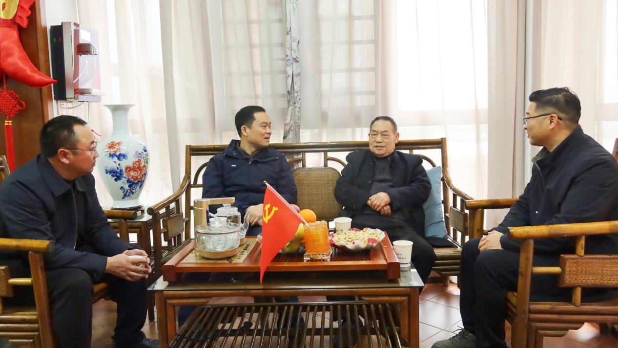 胡杰春节前走访慰问部队官兵、退休老干部