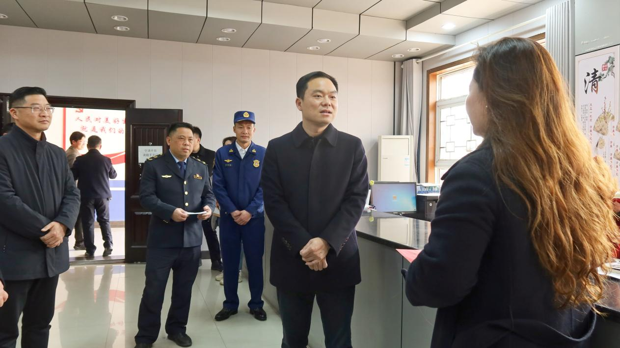 胡杰开展春节慰问并督导检查市场保供稳价、安全生产工作