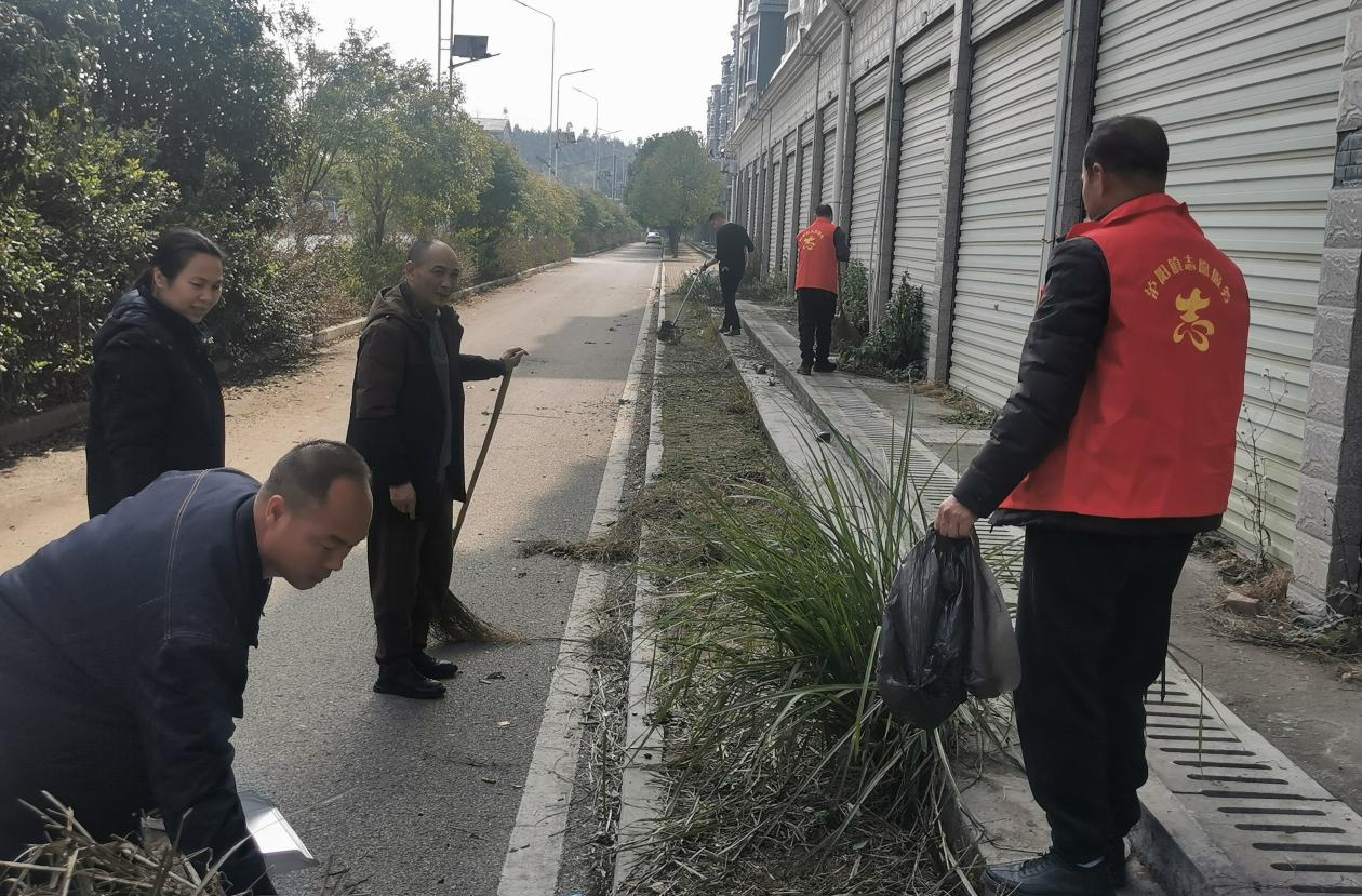 中方县泸阳镇：扫尘护家园 实干迎佳节