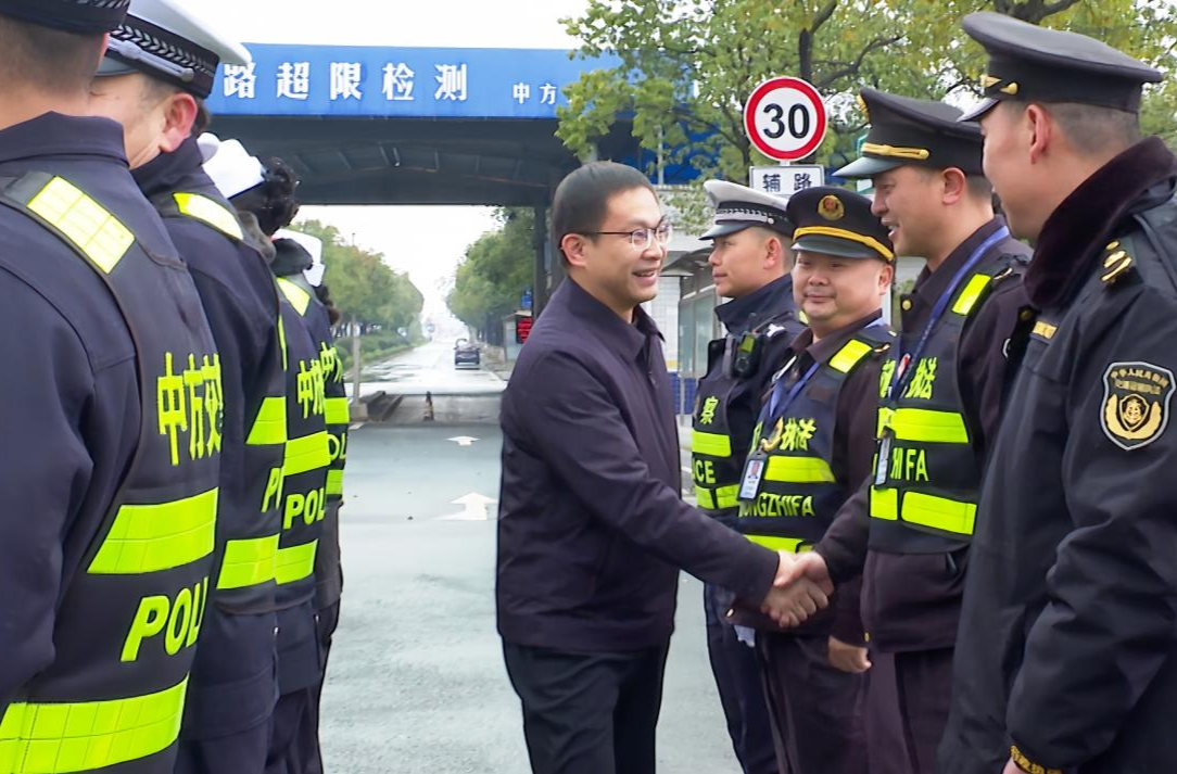 周华特大年初一走访慰问一线值班值守人员