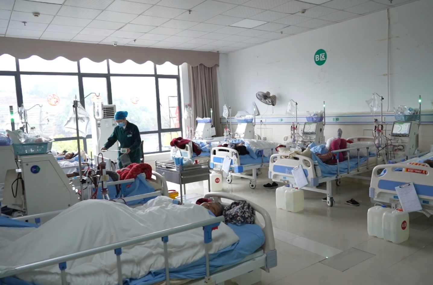 新春走基层|医护人员春节假期坚守一线守护群众健康