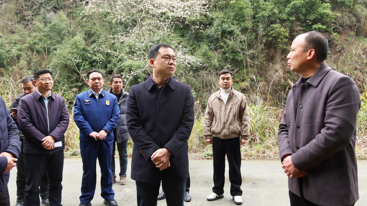 胡杰调研企业运营、安全生产及农村团寨消防安全等工作