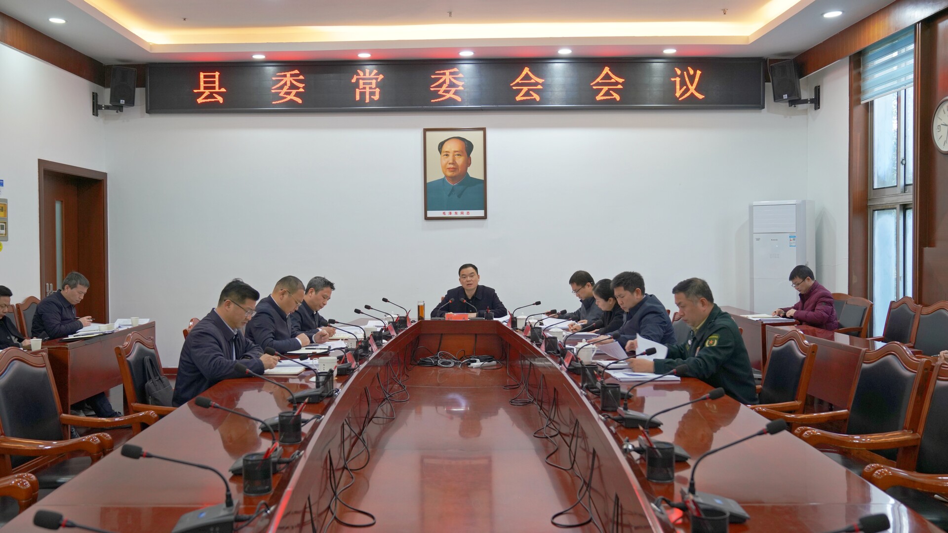 胡杰主持召开县委常委会会议
