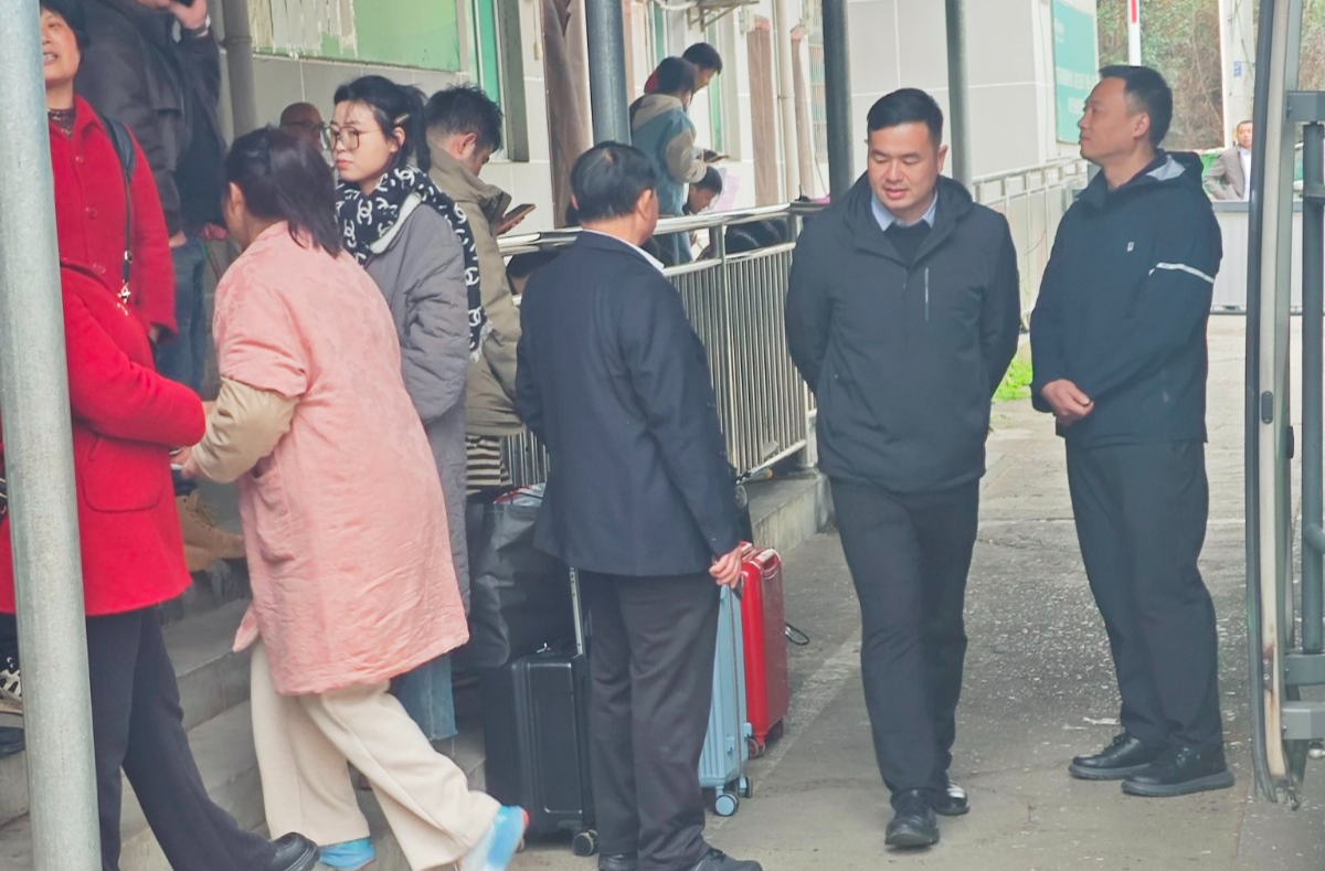 中方县铜湾镇督导学生离返校安全工作