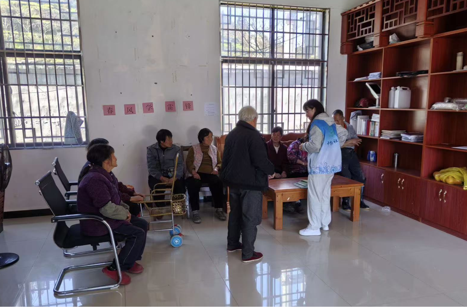 学雷锋践初心 中方铁坡社工为高龄老人送上健康关怀