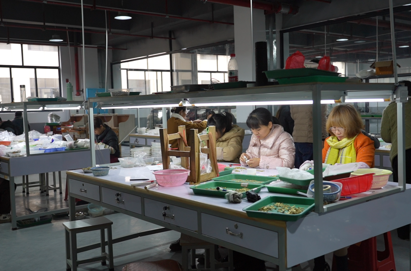 开局八好 乘势而上|中方东樱饰品有限公司开足马力赶订单 精品珠宝远销海外