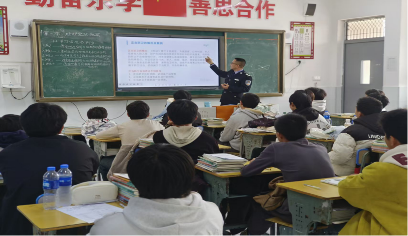 法治“精准滴灌” 护“新芽”向阳生 ——中方县司法局春季“开学第一课”普法活动侧记
