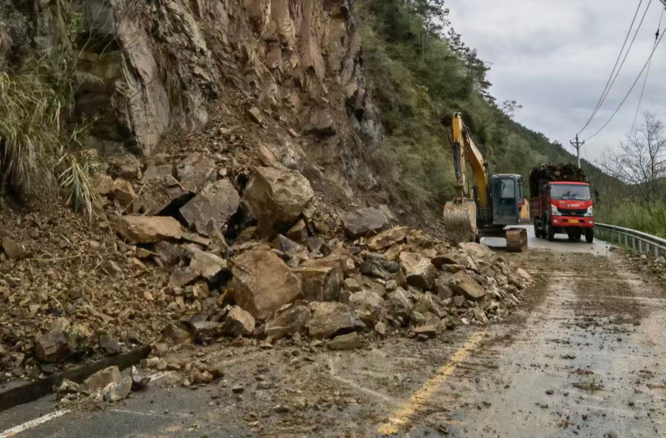 入汛即迎战！中方县公路建设养护中心筑牢防汛“安全堤”