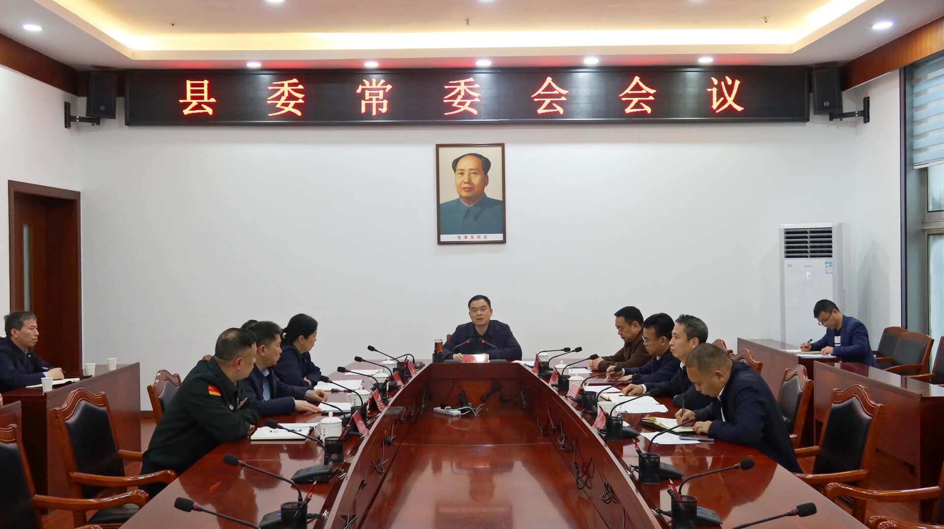 胡杰主持召开县委常委会会议