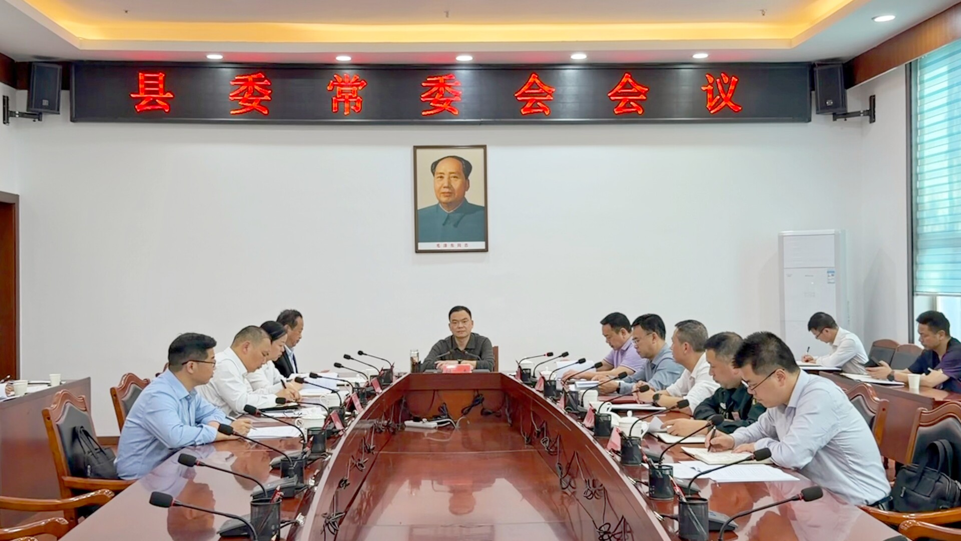 胡杰主持召开县委常委会会议