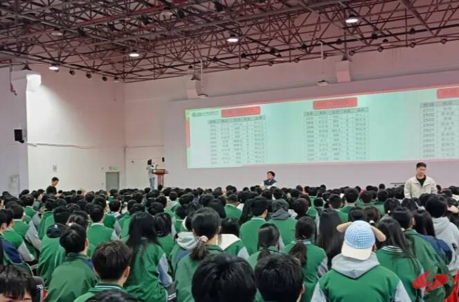 怀化市恒雅高级中学：表彰先进典型 凝聚奋进力量