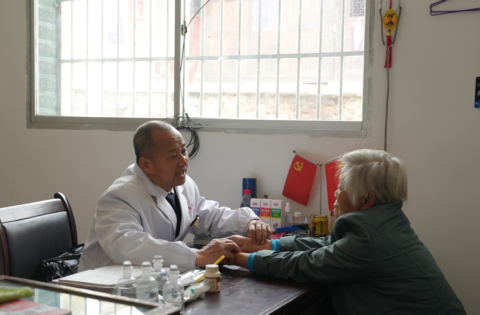 扎根深山三十余载，用仁心守护乡邻健康 —— 记 “最美乡村医生” 杨永贵
