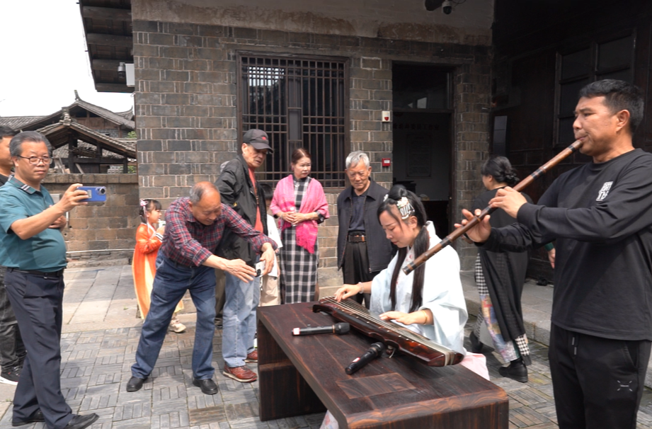 中方：文旅焕新引客来 “五一”首日游客破万
