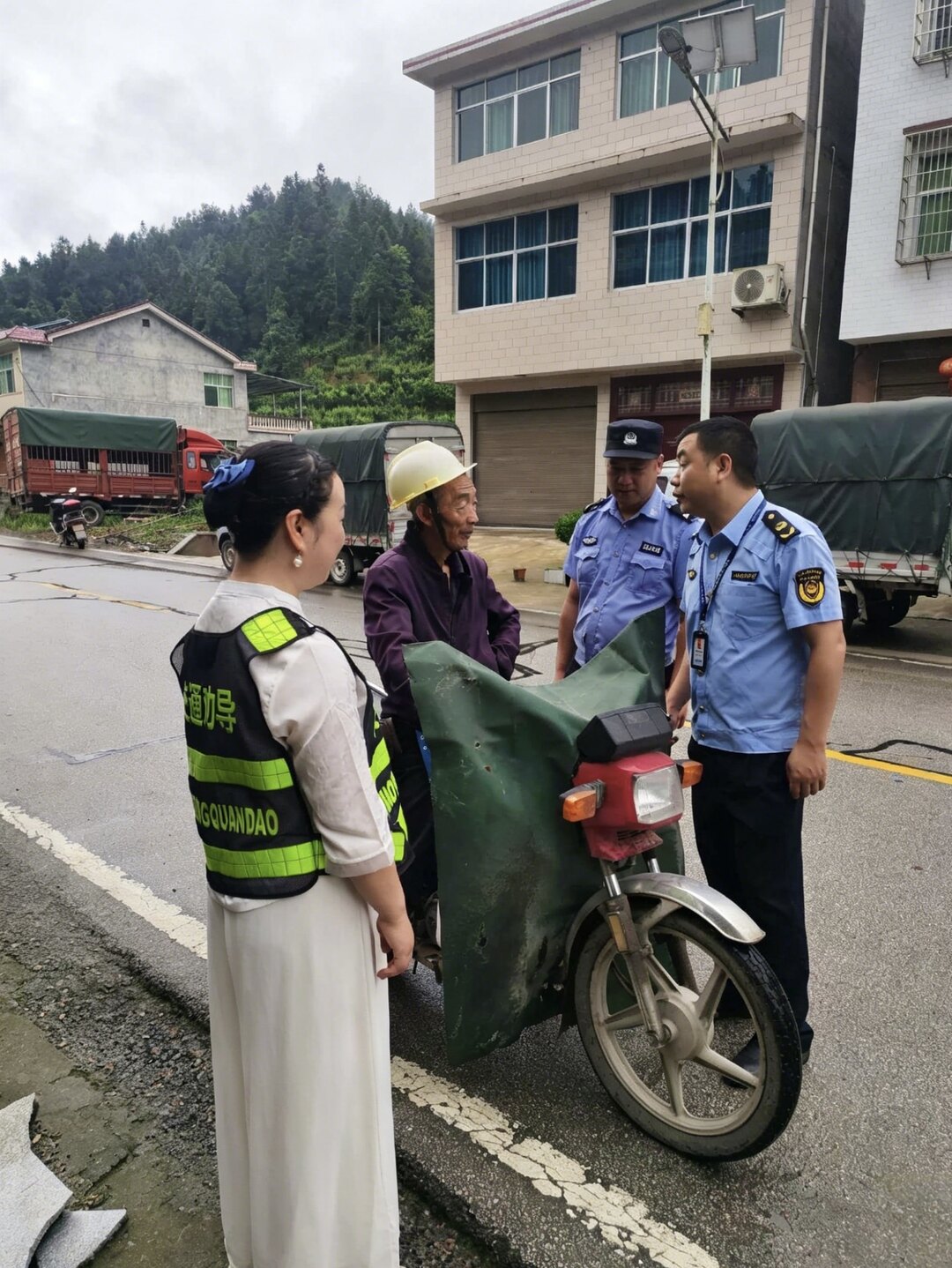    守护群众出行安全！中方县铁坡镇开展交通专项整治