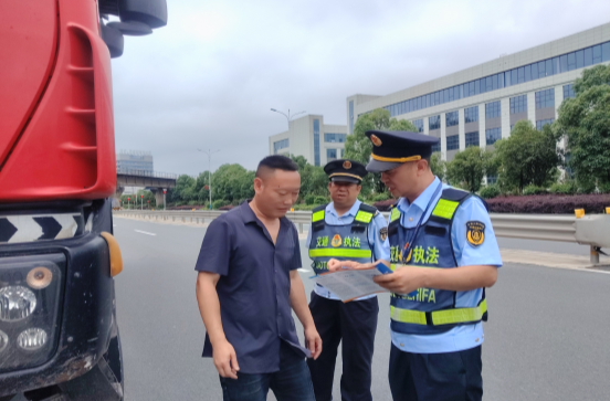 中方县交通运输综合行政执法大队开展路政宣传月活动