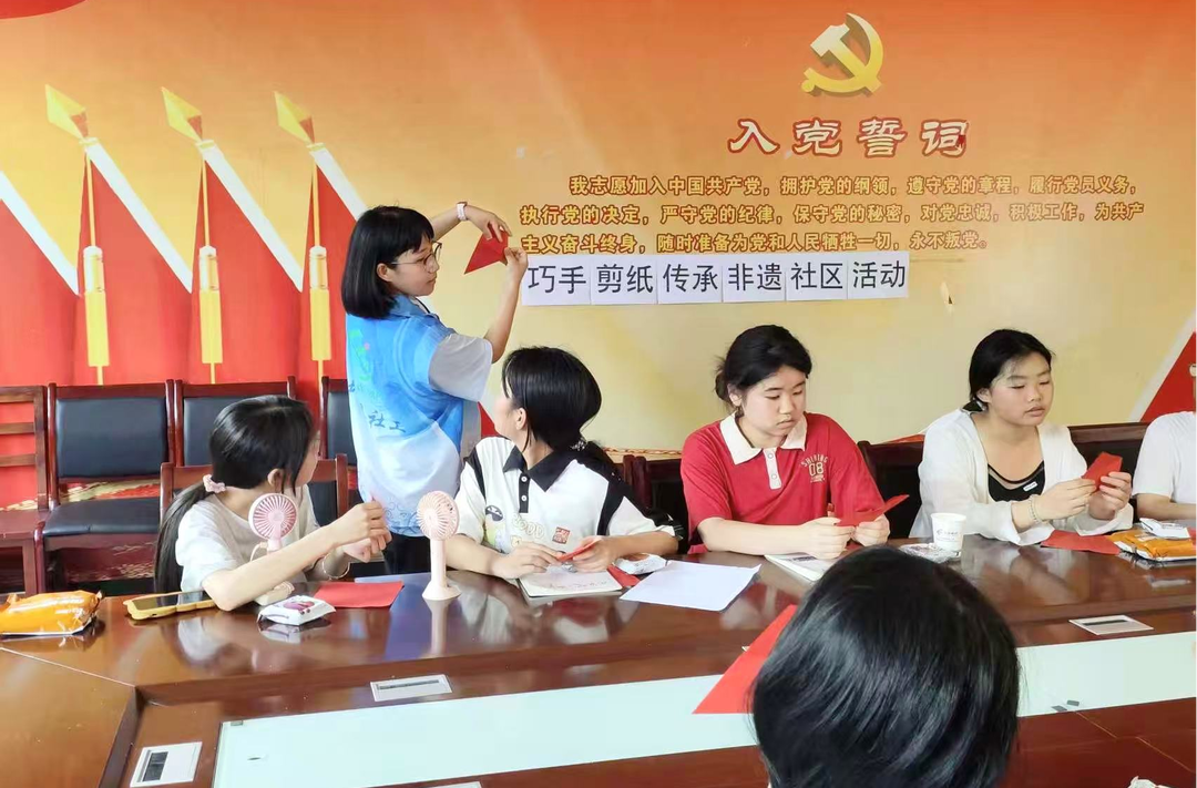 中方县铁坡镇民政社工站开展“巧手剪纸 传承非遗”进社区活动