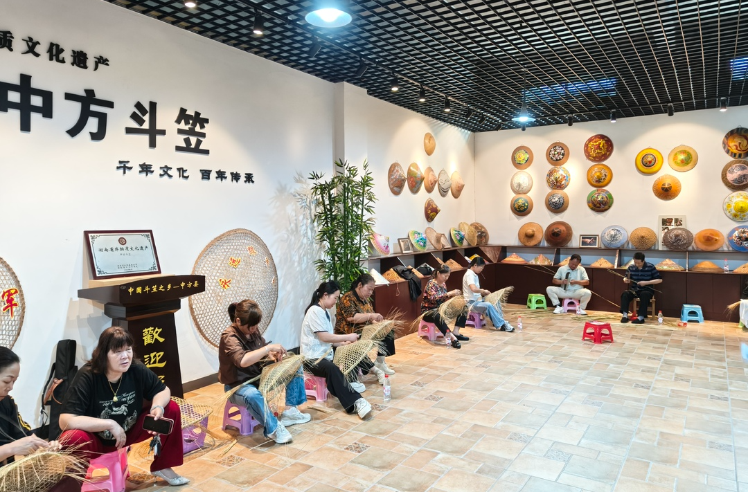 中方县铜锣村：举办“指尖传承・笠韵乡情”斗笠编织技能比拼活动