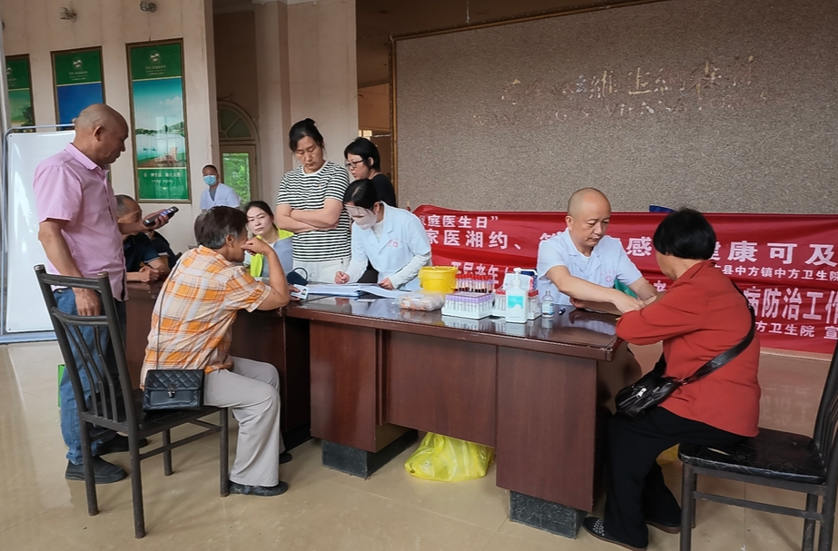 中方县中方镇中方卫生院开展基本公共卫生免费体检活动