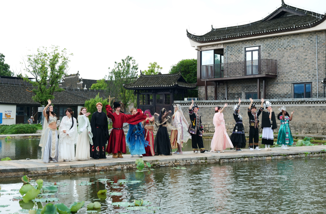 中方县：“海外网红逛湖南” 走进荆坪古村