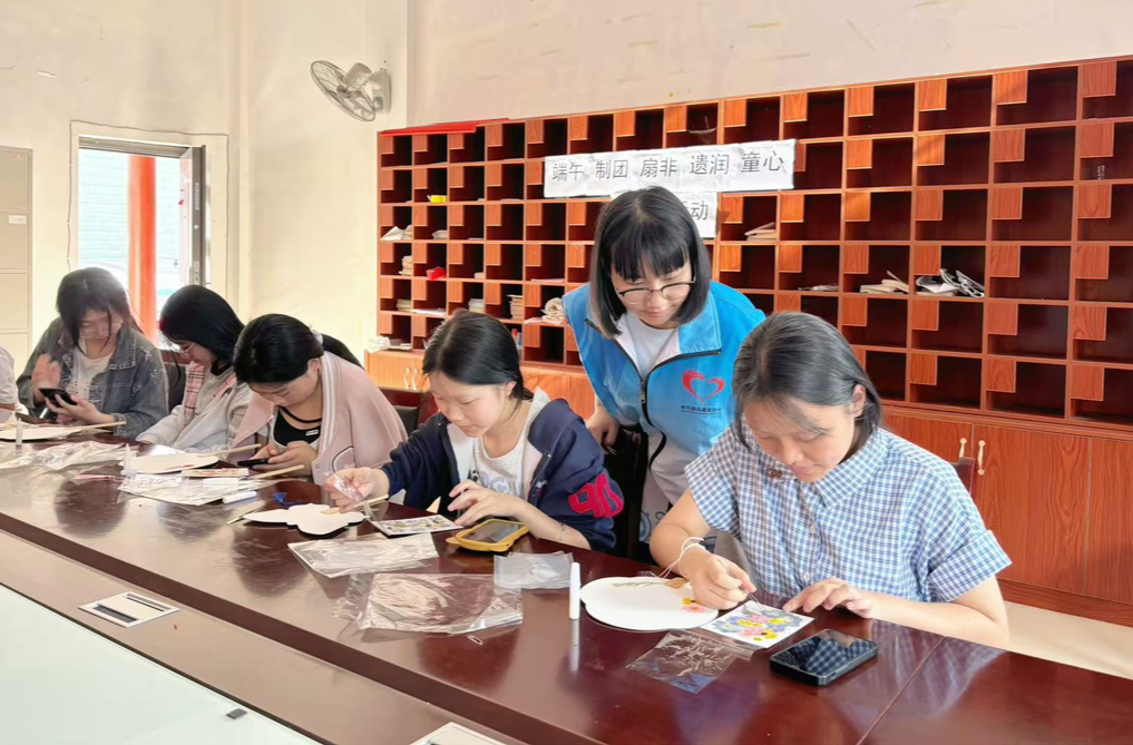 中方县铁坡镇民政社工站开展“端午干花团扇”制作活动