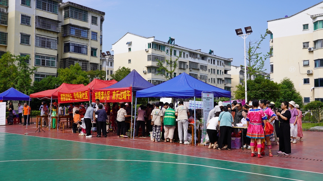 中方县桃花源小区开展“粽香传文脉 惠民庆端阳”端午节包粽子活动