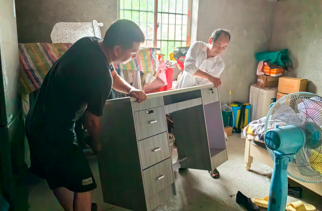 中方县新建镇民政社工站：暖心帮扶送物资 关爱困境儿童成长