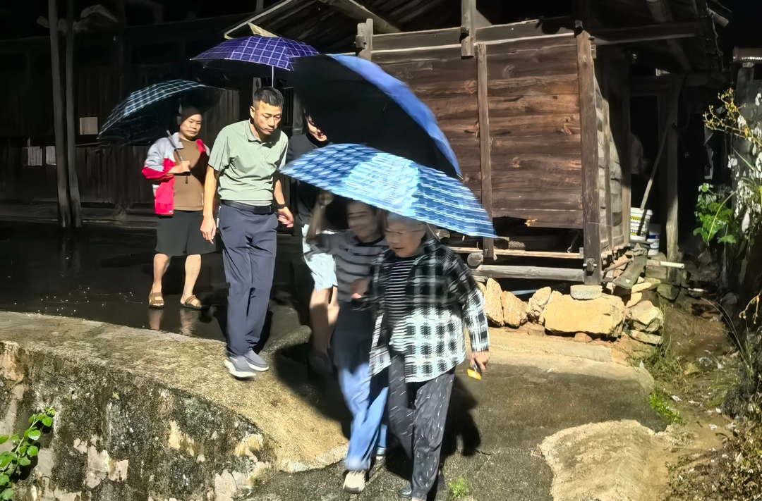 党旗在防汛抗灾一线高高飘扬|中方县泸阳镇：闻汛连夜转移群众 筑牢地质灾害安全屏障